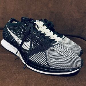 XLNT NIKE FLYKNIT RACER BLACK-WHITE-WHITE-VOLT SZ 13 US MEN 526628-011 47.5 EUR